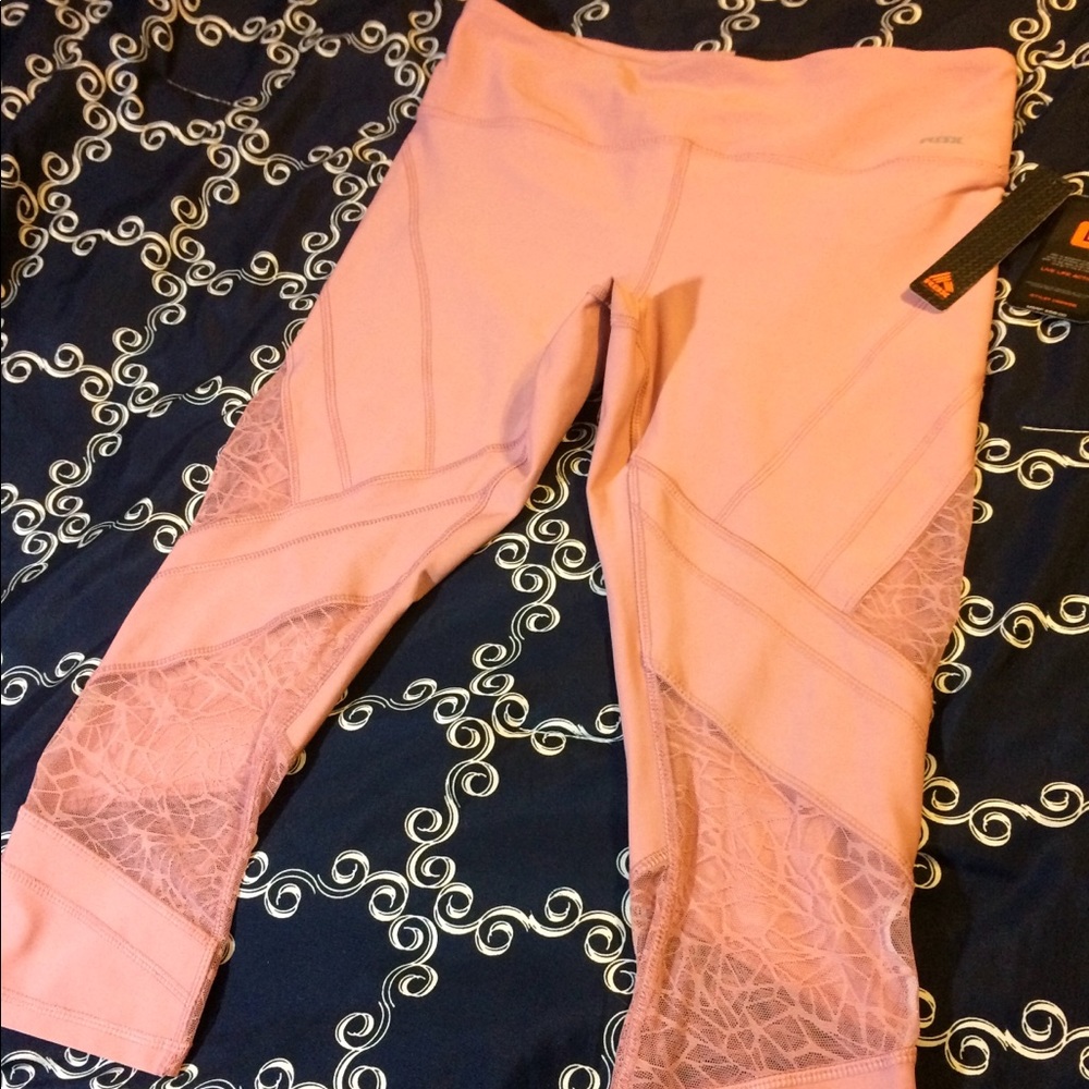 🤯NEW Blush & Lace  Performance Legging Capri Sz L